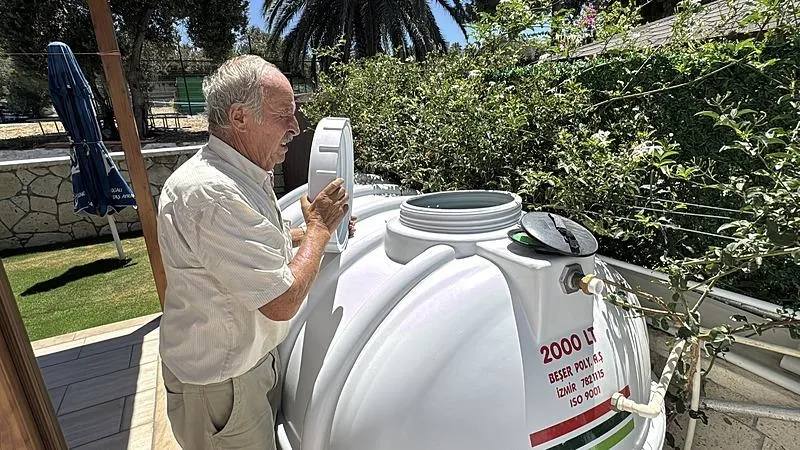 Su kesintileri İzmirlileri su deposu almaya yöneltti. (AA)