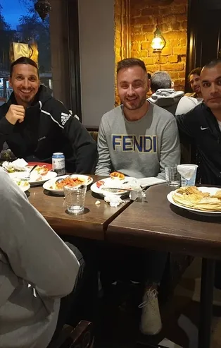 Zlatan Ibrahimovic iftar sofrasına oturdu! Tercihi o Türk yemeği oldu