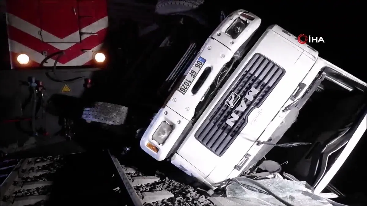 Edirne'de yolcu treni beton pompasına çarptı