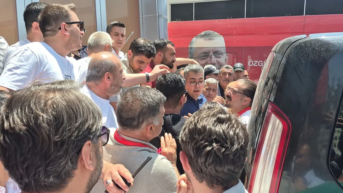 chpde-afis-krizi-kilicdaroglu-fotografina-hain-yazisi-astilar-1782320914326.jpeg CHP'de afiş krizi: Kılıçdaroğlu fotoğrafına hain yazısı astılar-5