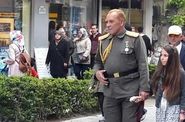 Çakma Atatürklerin "ekmek" kavgası! Birbirlerine girdiler