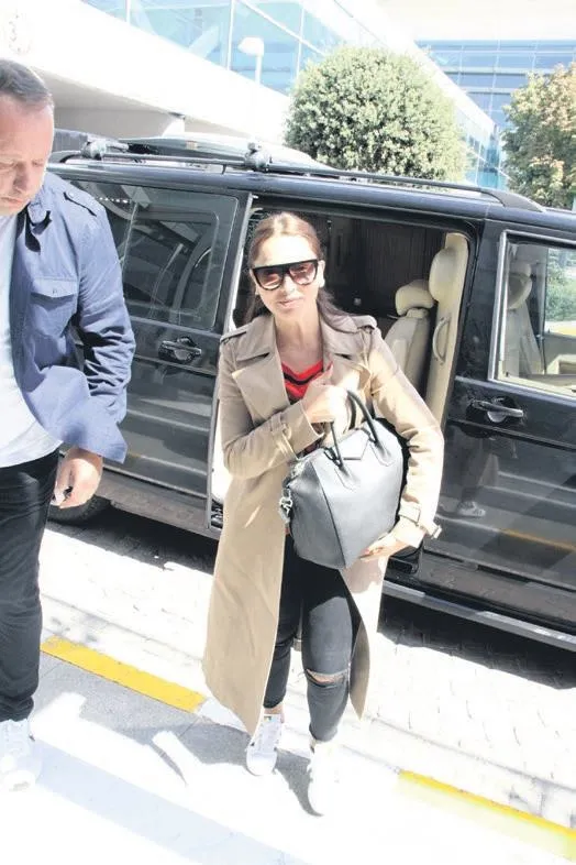 1587592858880.jpeg Hadise ile Kaan Yıldırım’ın aşkı ilk kez bu kadar net tescillendi! Güzel popçu VIP minibüsüyle...-3
