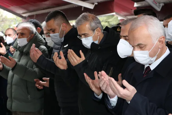 cumhurbaskanligi-savunma-sanayii-baskani-ismail-demirin-aci-gunu-agabeyi-ahmet-demir-hayatini-kaybetti-1646061434001.jpg Cumhurbaşkanlığı Savunma Sanayii Başkanı İsmail Demir'in acı günü! Ağabeyi Ahmet Demir hayatını kaybetti-3