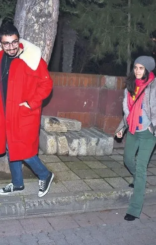 Utangaç aşıklar Tuba Büyüküstün ve Umut Evirgen baş başa yemek yedi