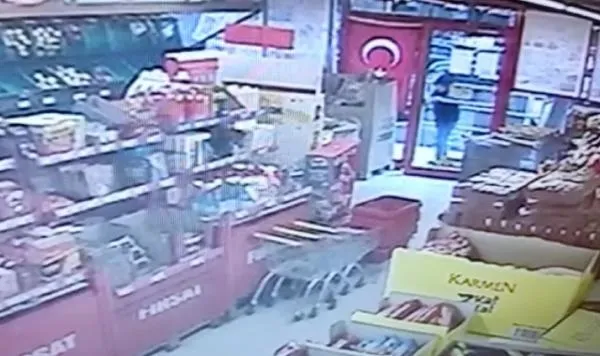 Markete giren çocuğun Türk bayrağı hassasiyeti: Geri dönüp öptü! O anlar kamerada-2