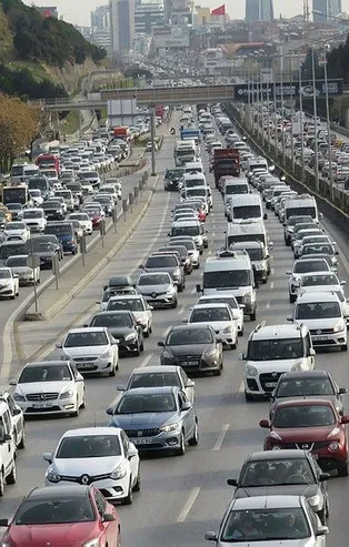 Sokak kısıtlaması öncesi İstanbul'da trafik yoğunluğu yüzde 63 ile rekor seviyeye çıktı