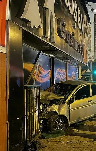 İzmir'de kaza! Çarpışan 2 otomobilden 1'i gece kulübüne daldı