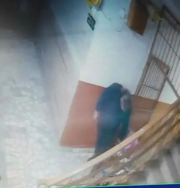 hirsiz-hayatinin-sokunu-yasadi-once-kameraya-sonra-polise-yakalandi-1647902863336.jpeg Hırsız hayatının şokunu yaşadı! Önce kameraya sonra polise yakalandı-2