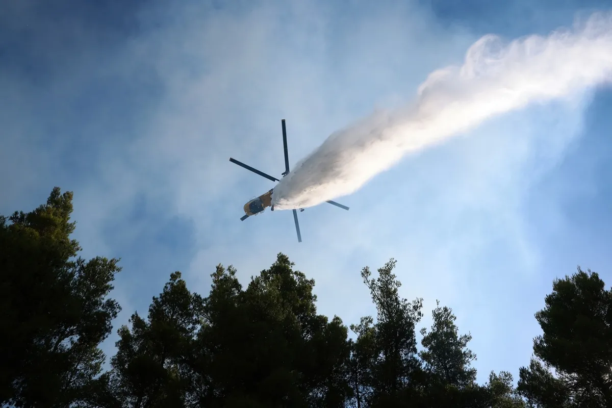 yunanistanda-orman-yanginlarina-mudahale-eden-iki-helikopter-carpisti-1785681668794.jpeg Yunanistan'da orman yangınlarına müdahale eden iki helikopter çarpıştı-3
