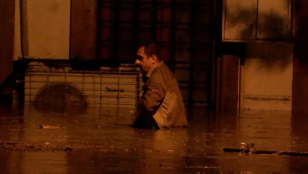 istanbulda-aniden-bastiran-yagmur-vatandaslara-panik-dolu-anlar-yasatti-1657411280396.jpeg İstanbul'da aniden bastıran sağanak yağış bir çok yerde hayatı felç etti-9