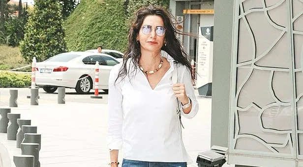 1645298115709.jpeg Sosyetik güzel Şirin Yalçın'dan alkış alan hareke! Simitçinin yanına gidip...-4