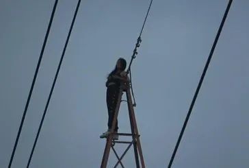 Sevgilisine kızdı 40 metrelik direğe çıktı