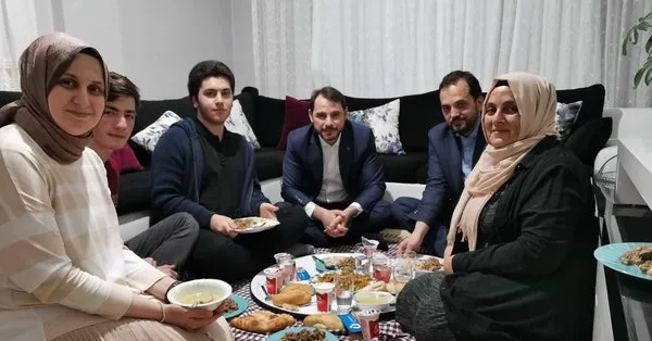 Bakan Albayrak Tan Bir Aileye Iftar Surprizi Takvim