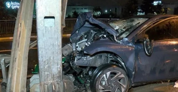 Sultanbeyli'de bariyerleri aşan otomobil yön tabelasına çarparak durabildi