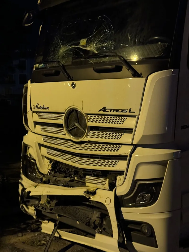 Burdur'da feci kaza! Tır freni boşaldı 5 aracı biçti-6