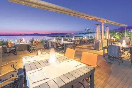 bodrumda-elektrik-yok-sular-kesik-ama-luks-bir-kebabci-4-kisilik-masayi-30-bin-liraya-satti-1626636156704.jpeg