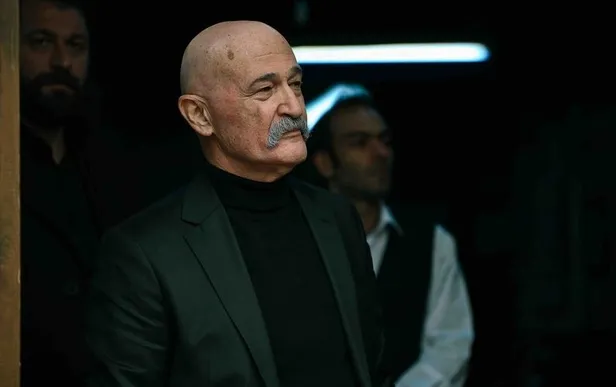 nalinci-keseri-gibi-kendine-yontuyor-cukur-124-bolum-fragmani-carsi-pazar-karisti-maskeli-can-sikacak-1617962587358.jpg Nalıncı keseri gibi kendine yontuyor! Çukur 124. bölüm fragmanı: Çarşı pazar karıştı maskeli can sıkacak!-2