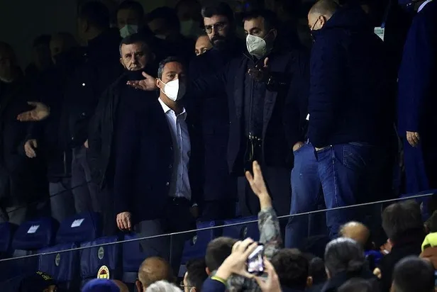 fenerbahce-taraftari-ve-ali-koc-arasinda-ipler-gerildi-sozunu-tut-istifa-et-1640041920059.jpeg Fenerbahçe taraftarı ve Ali Koç arasında ipler koptu! Sözünü tut istifa et-2