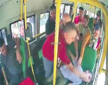 dolmus-soforu-zeki-akarcali-aracinda-epilepsi-krizi-geciren-cocuga-ilk-mudahaleyi-yaptiktan-sonra-hastaneye-ye-1658610144460.jpeg Dolmuş şoförü Zeki Akarcalı aracında epilepsi krizi geçiren çocuğa ilk müdahaleyi yaptıktan sonra hastaneye yetiştirdi-3