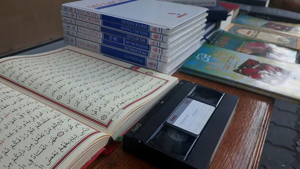 samsunda-cope-atilan-kurani-kerim-ve-dini-kitaplari-vatandaslar-topladi-1596577615834.jpg