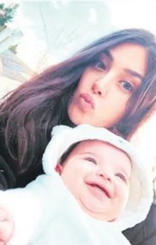 Özlem Ada Şahin kızları Arya ve Zeynep Mira ile güzel havanın tadını çıkardı