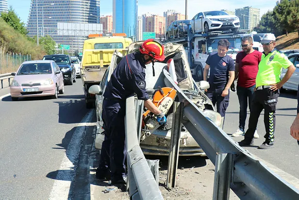 TEM'de korkunç kaza! Bariyerlere ok gibi saplandı-1