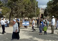 Müslümanların ilk kıblesi Mescid-i Aksaya baskın düzenleyen fanatik Yahudiler Harem-i Şerif’te İsrail bayrağı açtı!