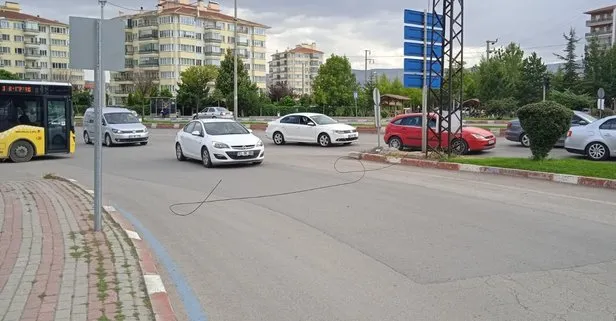 Bazıları kopan elektrik telinin üzerinden geçti! Bazılarıysa riske girmedi