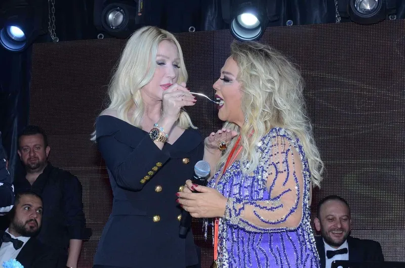 safiye-soymanin-65inci-yasina-ozel-yaptigi-paylasim-ortaligi-salladi-yakismis-mi-1772616308212.jpg Safiye Soyman’ın 65’inci yaşına özel yaptığı paylaşım ortalığı salladı: Yakışmış mı?-4