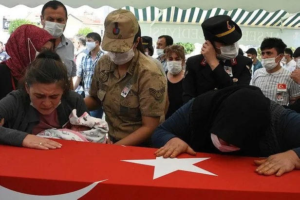 Şehit Astsubay Sinan Aktay'a kundaktaki bebeğiyle veda-4