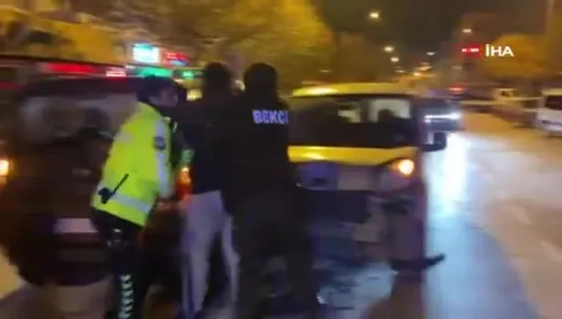 Bursa'da trafik kazası sonrası tekme tokat kavga! Ambulanstan indi kavgaya karıştı