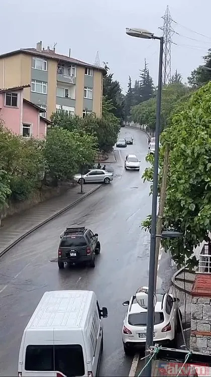 Üsküdar’da İETT otobüsünden yola dökülen mazot ortalığı karıştırdı! Araçlar birbirine girdi