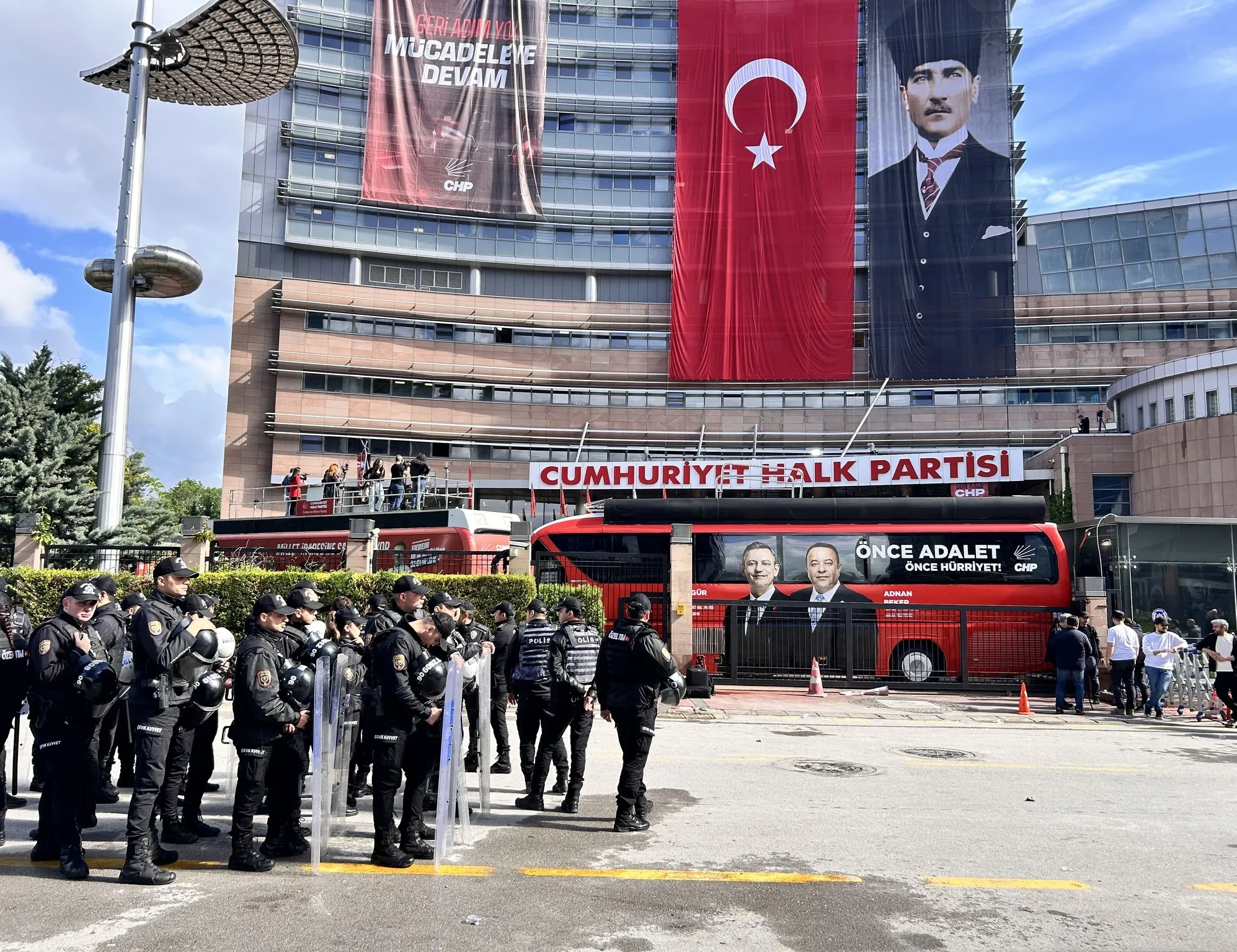 Özgür Özel cephesinden Kılıçdaroğlu ekibine Beker’li barikat | İhanetin fotoğrafı: Kılıçdaroğlu’na oy vermeyen ismin otobüsü