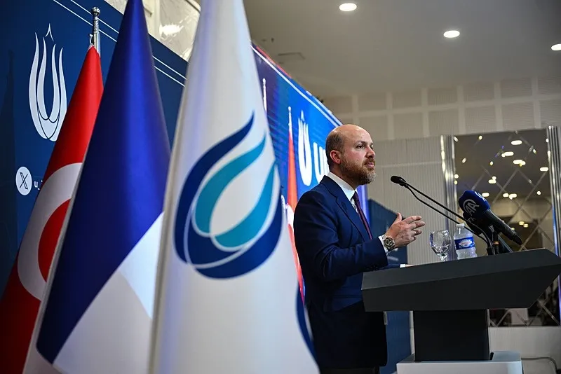 batiya-otekilestirme-tepkisi-bilal-erdogan-lyonda-konustu-1779230040406.jpeg Batı’ya ötekileştirme tepkisi! Bilal Erdoğan Lyon'da konuştu: İnancımızdan dolayı öteki olarak görmeyi tercih ediyorlar-3