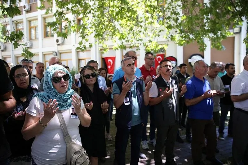 İzmir'deki yangına müdahale ederken şehit olan dozer operatörü Demir için tören düzenlendi. (AA)
