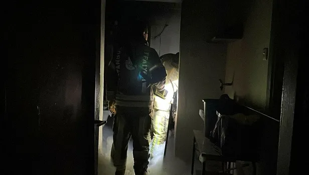 Beykoz'da beş katlı binaya yıldırım düştü! Çıkan yangın söndürüldü-2