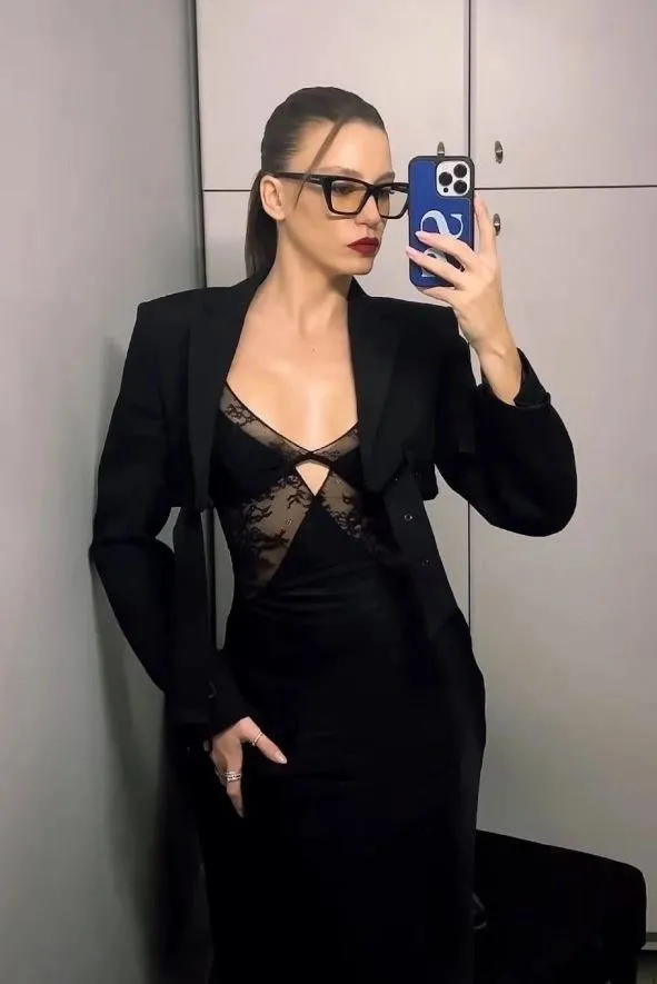 serenay-atese-dustu-serenay-sarikayadan-mert-demir-ile-ask-haberlerine-acik-kapi-1702854817524.jpeg Serenay ateşe düştü! Serenay Sarıkaya'dan Mert Demir ile olan aşk dedikodularına açık kapı-3