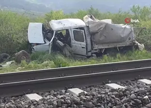 Raylarda dehşet: Tren kamyonete çarptı