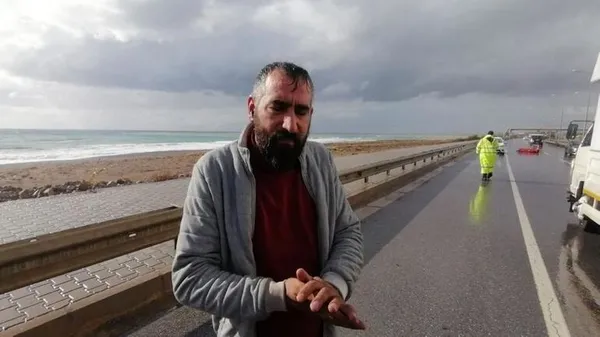 1639919328784.jpg Antalya'da şiddetli rüzgar park halindeki eşya yüklü kamyonu devirdi! "Neye uğradığımı şaşırdım"-2
