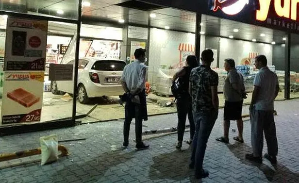 Ankara'da 3 yaşındaki çocuk otomobille markete daldı-1