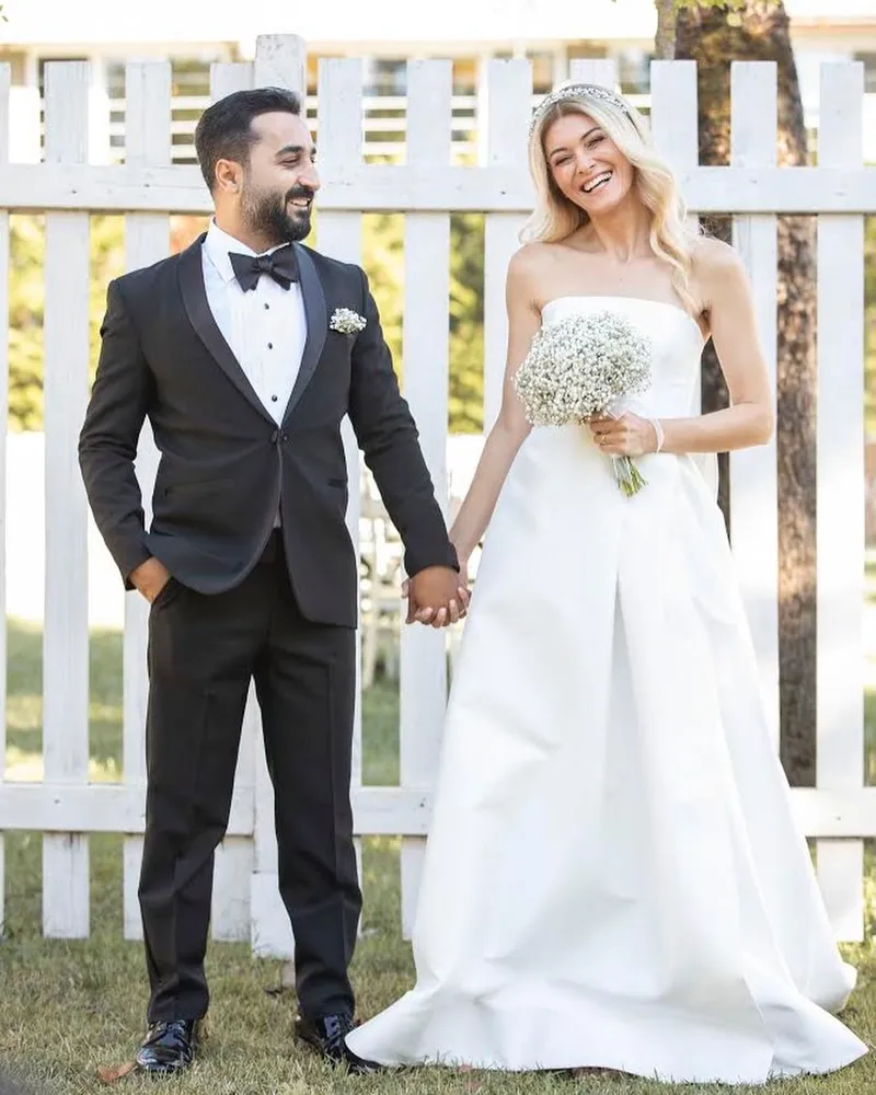 Güldür Güldür’ün Onur Buldu’nun sessiz sedasız evlendiği öğretmen eşine bakın! Kızının annesi hayran bıraktı: “Çok güzel bir aile”-6