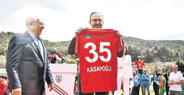 Bakan Kasapoğlu, Uluslararası 12 Yaş Altı İzmir Cup Futbol Turnuvası’nın açılışına katıldı