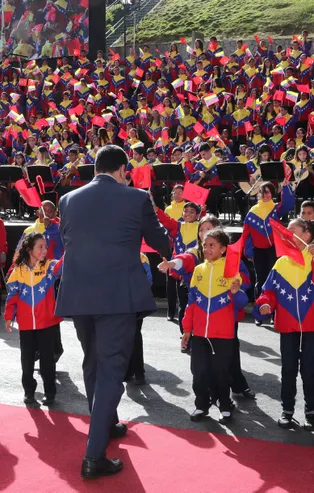 Maduro'dan dikkat çeken hareket! Türk bayrağını yerde görür görmez...