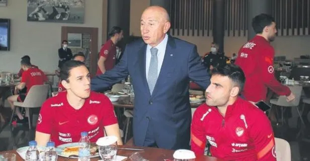 TFF Başkanı Nihat Özdemir, Dünya Kupası Elemeleri öncesi Şenol Güneş ve oyunculara moral verdi