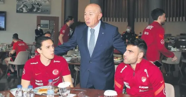TFF Başkanı Nihat Özdemir, Dünya Kupası Elemeleri öncesi Şenol Güneş ve oyunculara moral verdi