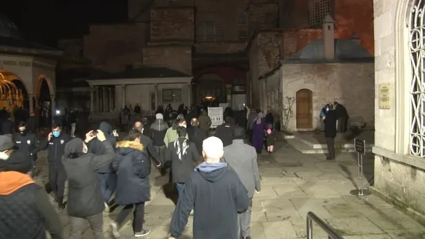 Yılın ilk sabah namazında Ayasofya Camii doldu taştı! Cemaat cami içine sığmadı-3