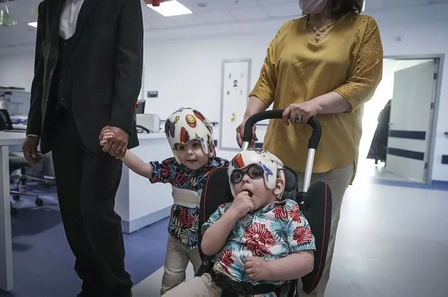 Ameliyatla ayrılan siyam ikizleri Derman ve Yiğit Evrensel'in 4'üncü yaşları kutlandı! Başkan Erdoğan ve Emine Erdoğan'a teşekkür...