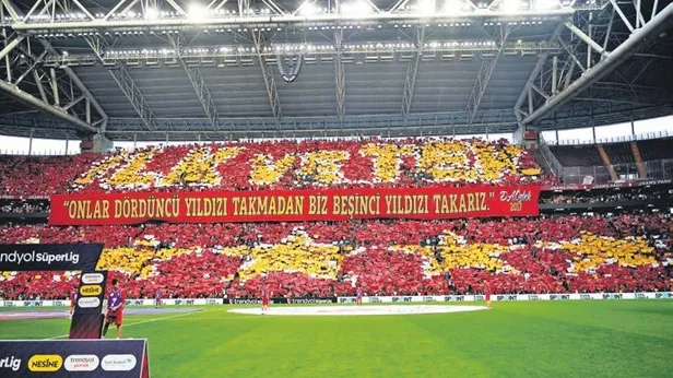 Galatasaraylı taraftarlardan Fenerbahçeye gönderme!