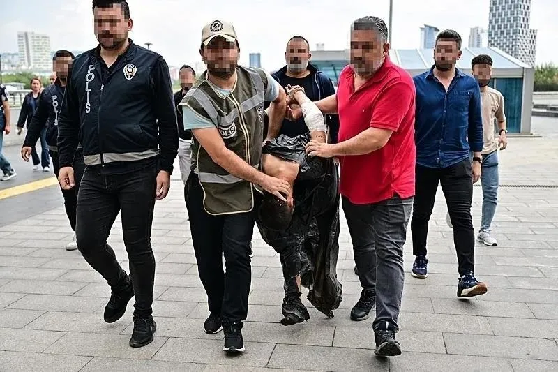 Polis katili adliyeye böyle getirildi. (AA)