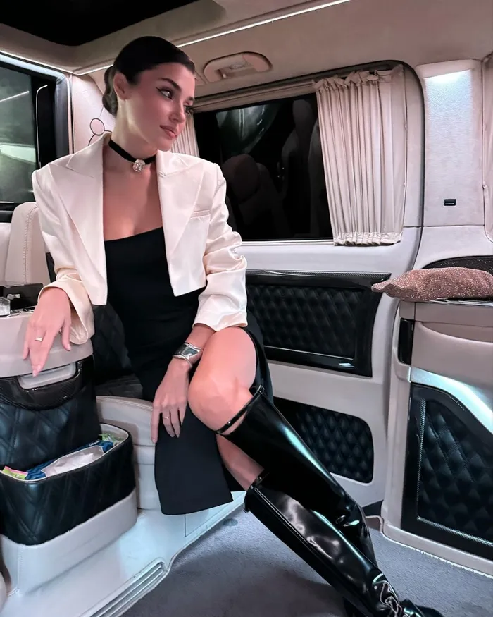 hande-ercel-kirmizilar-icinde-paylasti-hem-gogus-hem-bacak-dekoltesi-veren-hande-sere-serpe-uzandi-sosyal-medy-1702200028285.jpg Hande Erçel kırmızılar içinde paylaştı! Hem göğüs hem bacak dekoltesi veren Hande sere serpe uzandı! Sosyal medyaya damga vurdu-4